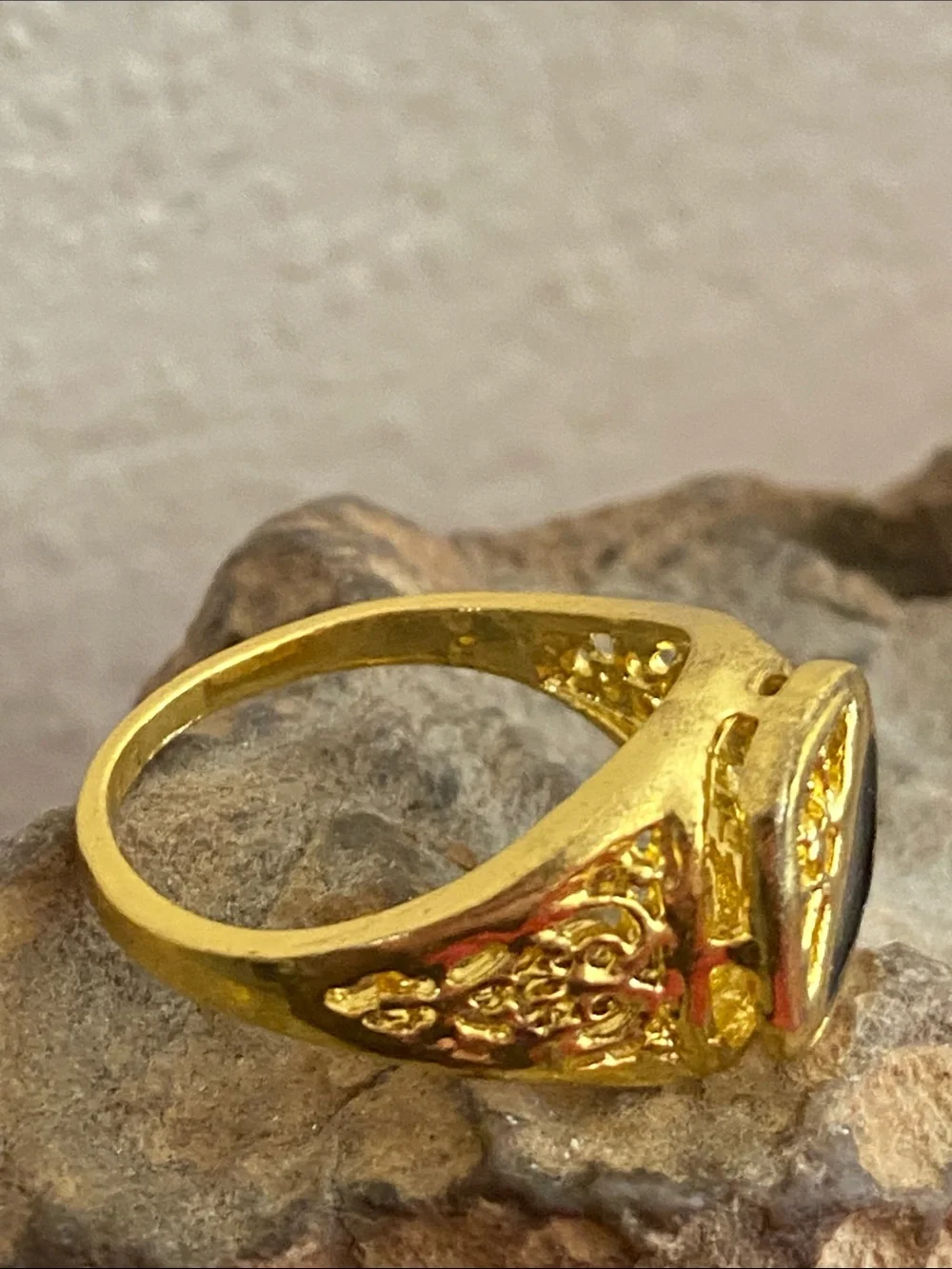 5/$10❤️❤️❤️NEW Gold-Tone Zinc Alloy Signet Ring with Black Enamel